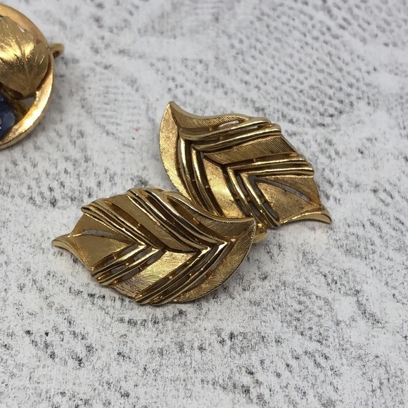 Bundle lot 2 vintage name brand clip on statement earrings gold tone costume - Picture 3 of 5